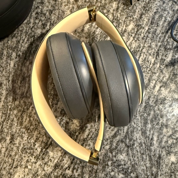 Studio3 Wireless Over-Ear Headphones - Gray and Gold - Picture 8 of 10